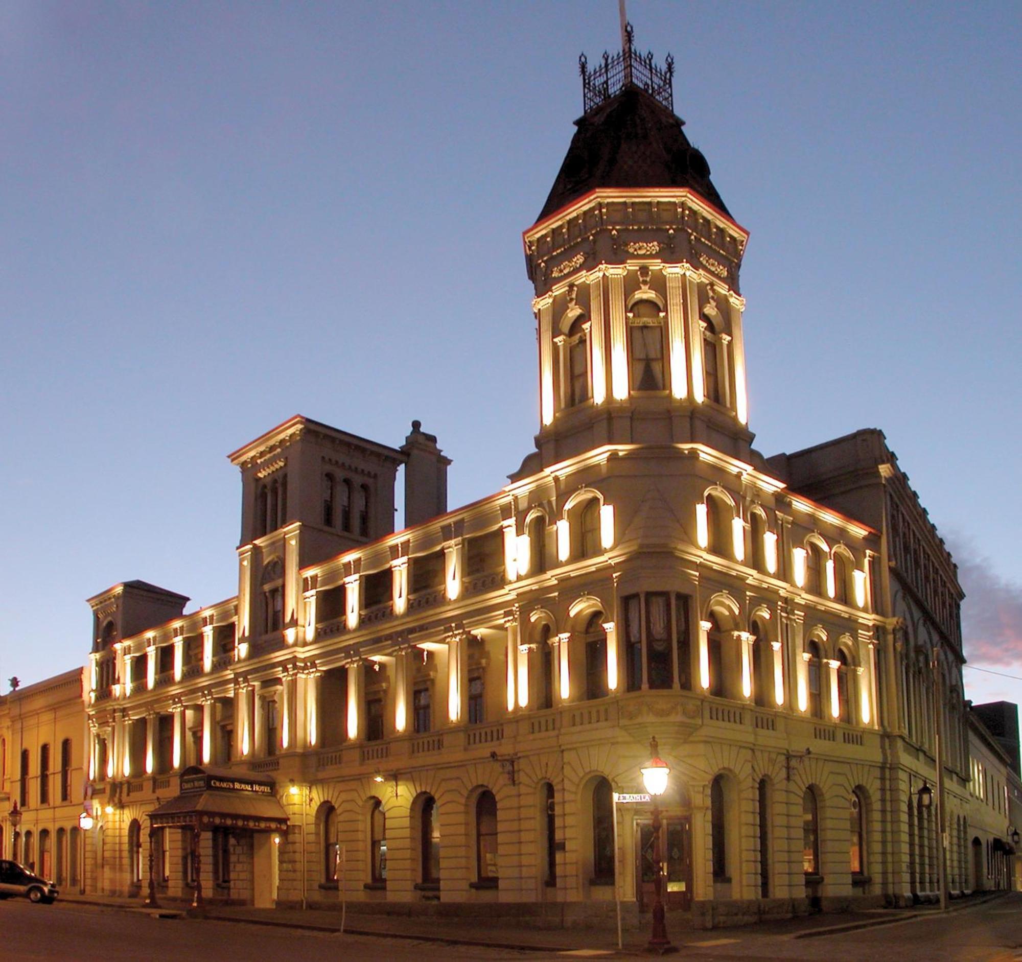 בלאראט Craig'S Royal Hotel מראה חיצוני תמונה The Old Bank Hotel at night