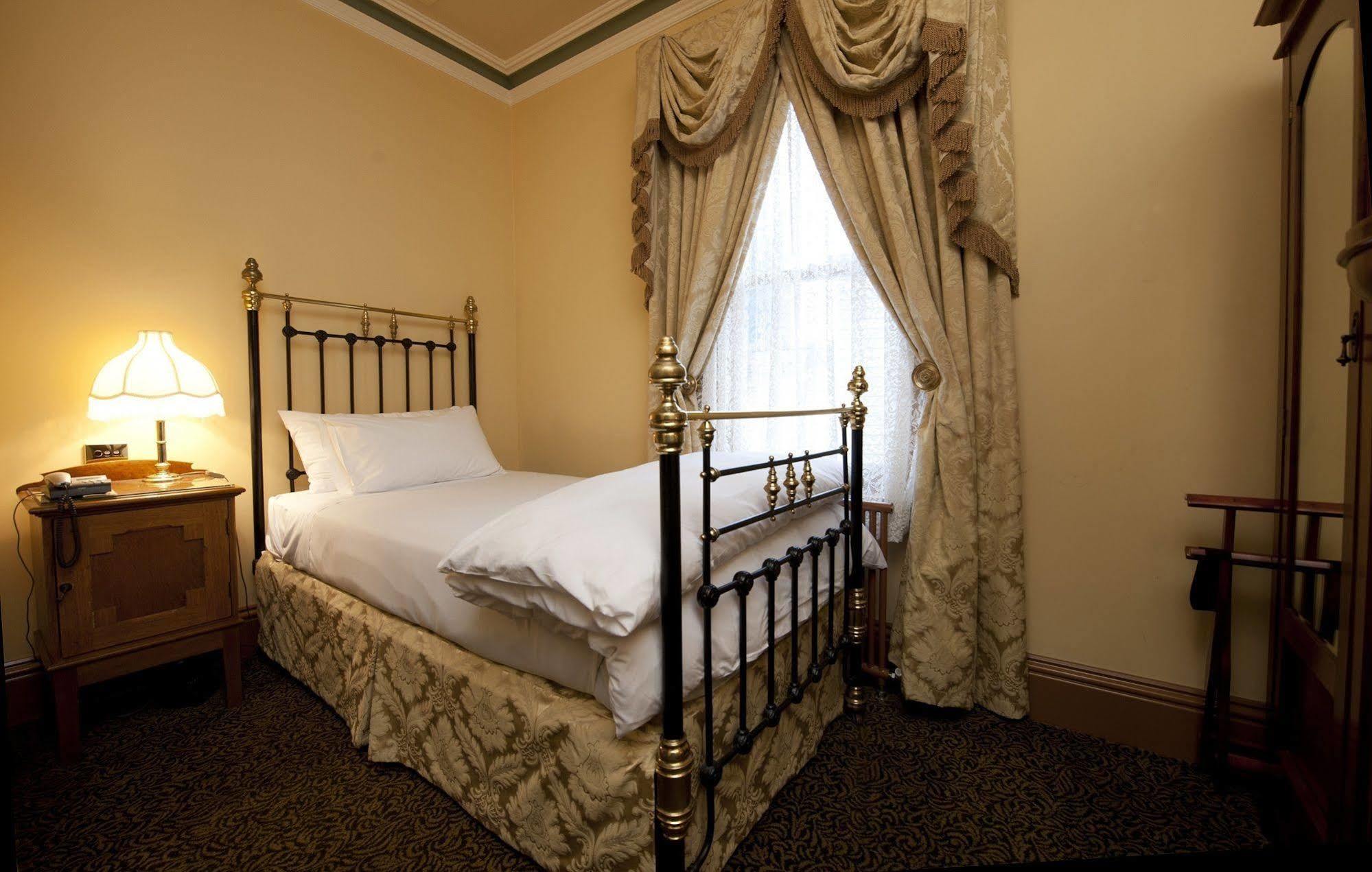 בלאראט Craig'S Royal Hotel מראה חיצוני תמונה A single room at the hotel