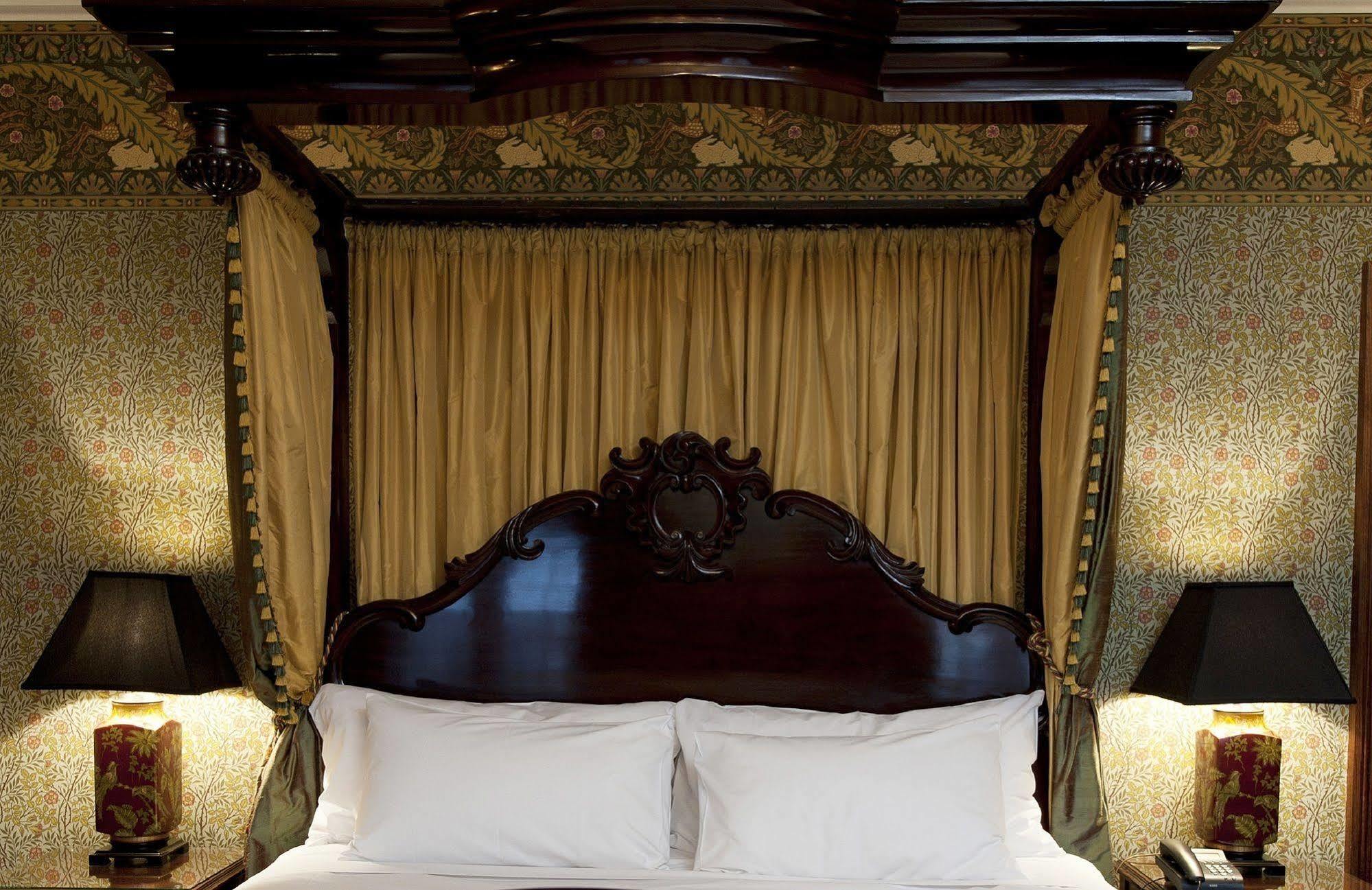 בלאראט Craig'S Royal Hotel מראה חיצוני תמונה The bed in the bedroom of the hotel